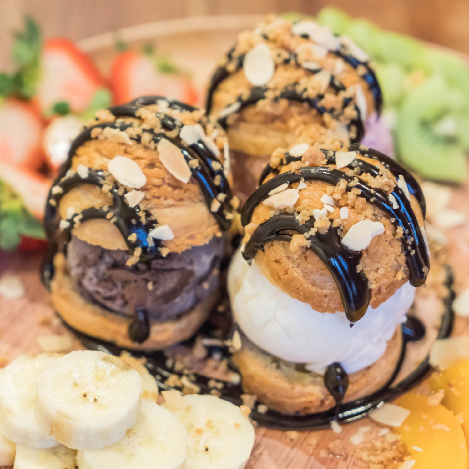 Cream puffs with chocolate sauce