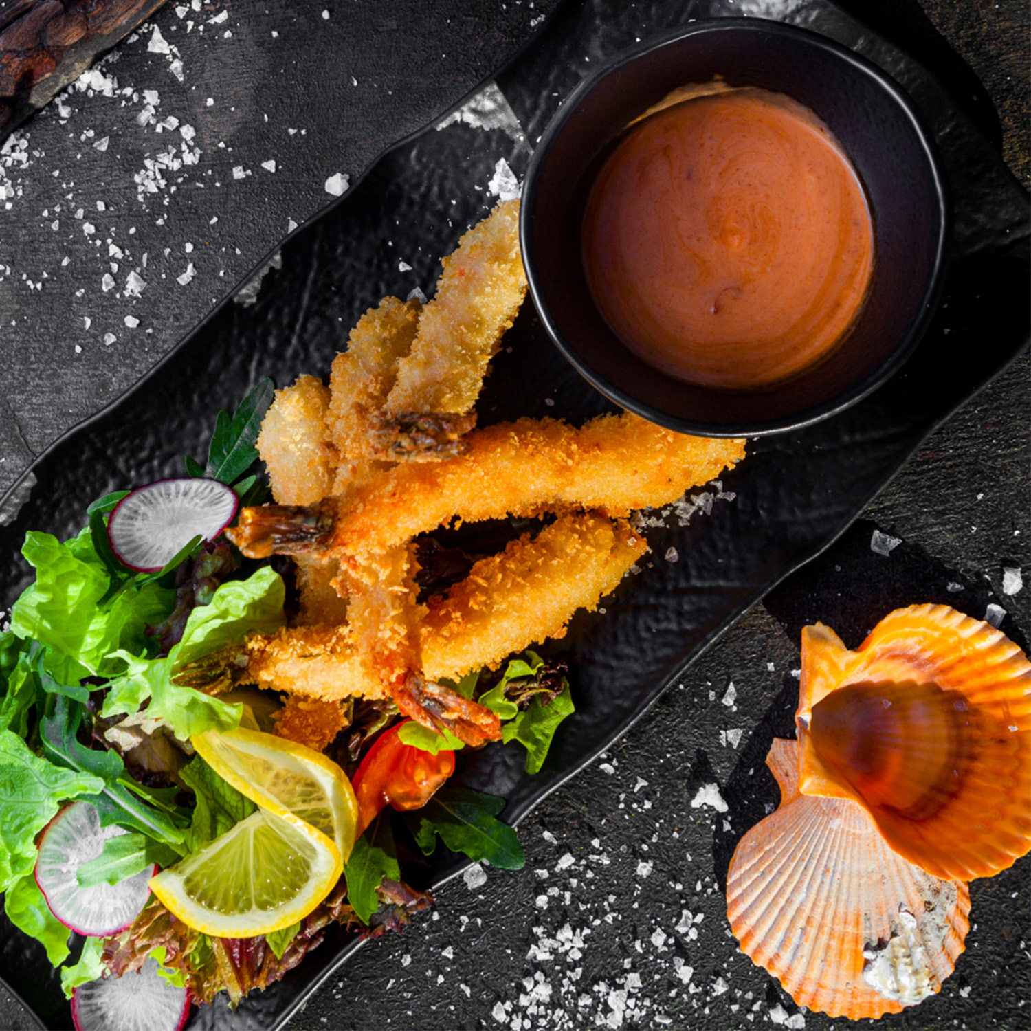 Shrimps in batter with sauce